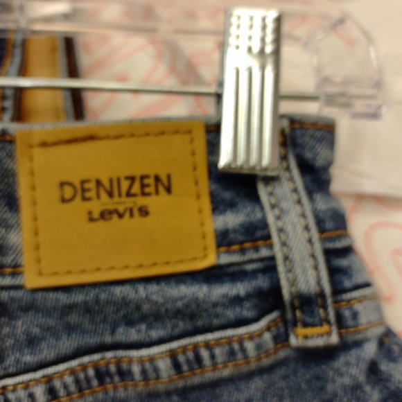 Levi's® Women's High-Rise 3" Jean Shorts - Picture 6 of 7